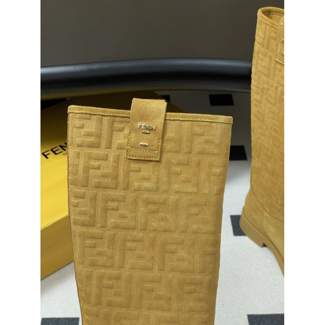 秋冬の定番 ファッショナブルな FENDI フェンディ スーパーコピー ブーツ 精巧な