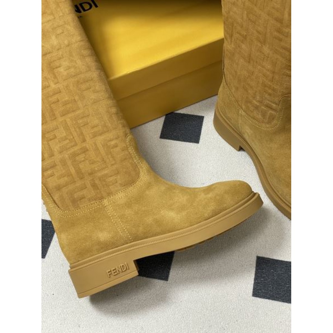 秋冬の定番 ファッショナブルな FENDI フェンディ スーパーコピー ブーツ 精巧な