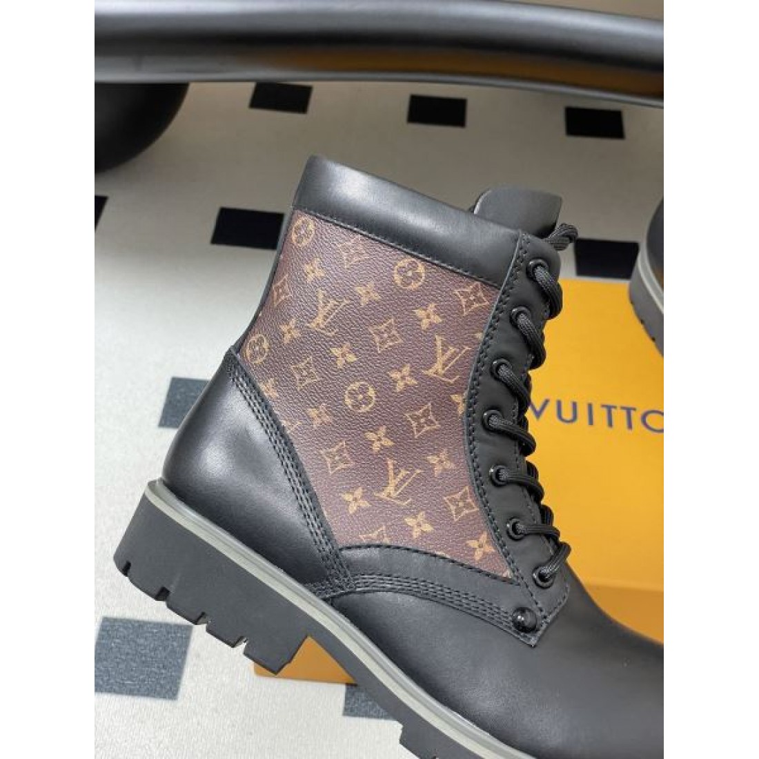 驚き スタイリッシュ LOUIS VUITTON ルイヴィトン スーパーコピー ブーツ 高コスパ