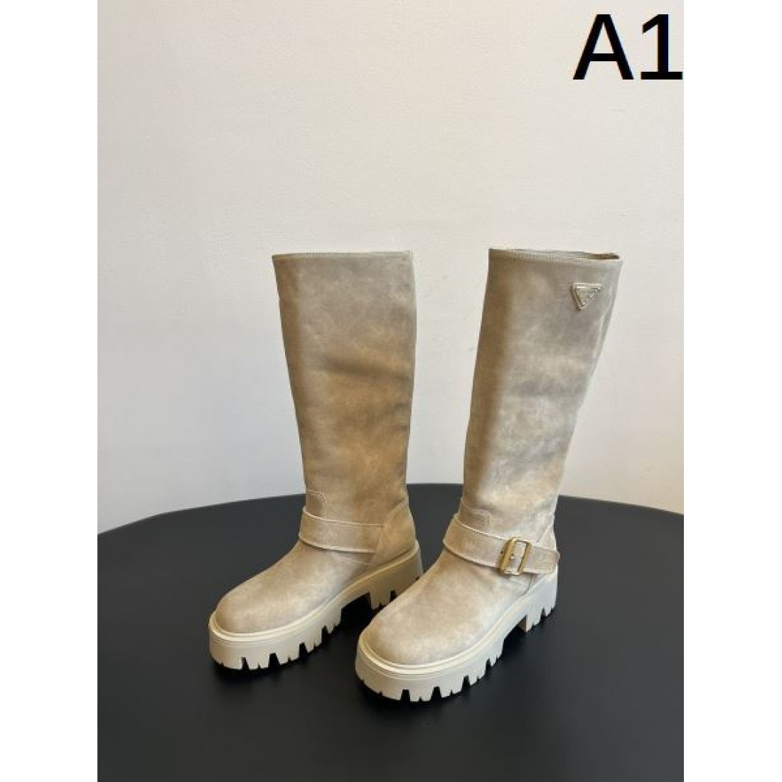 モードな 先鋭的な ミニマルな PRADA プラダ コピー ブーツ シャープな 都会的な クールな