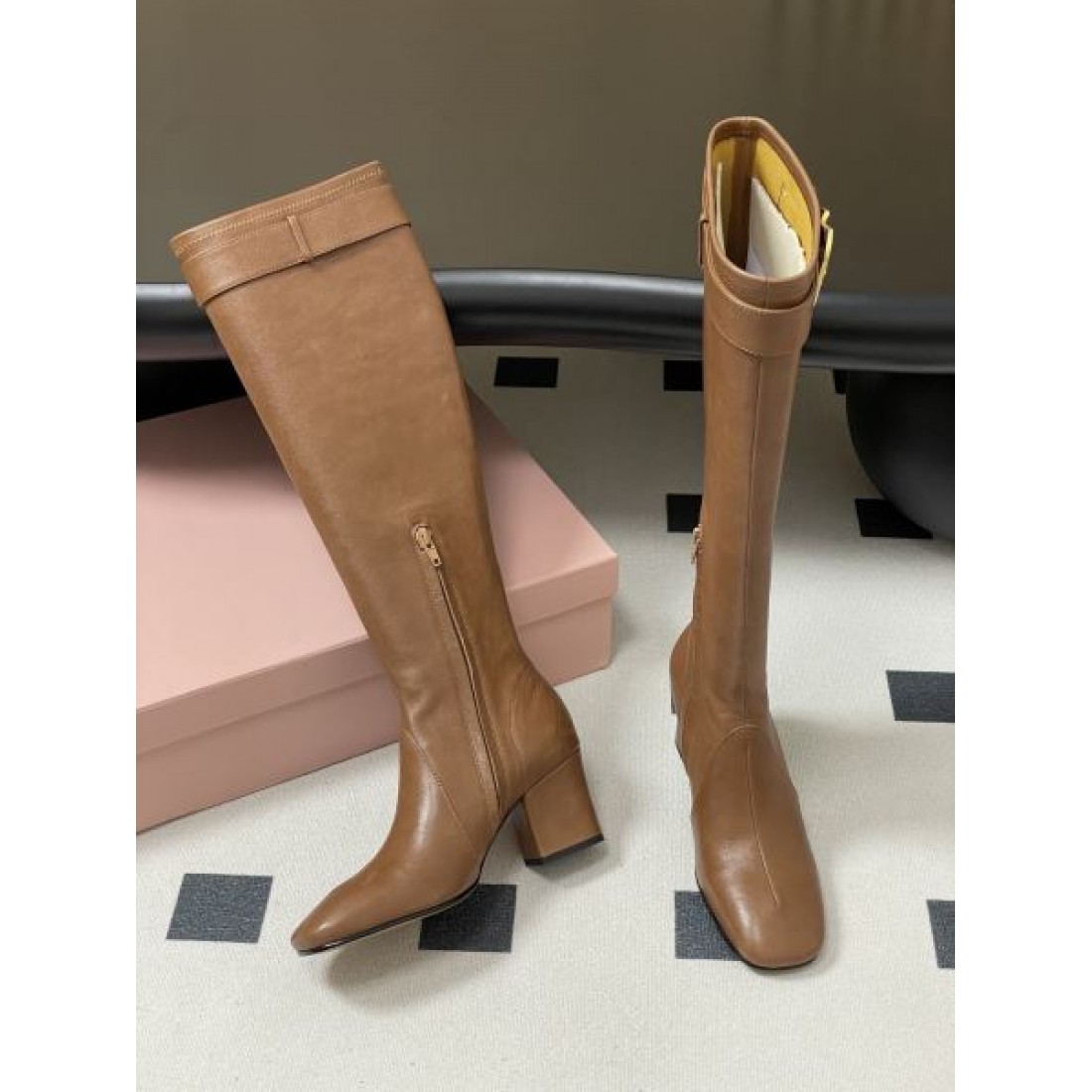  アーキテクチャルな 立体感のある グラマラスな PRADA プラダ コピー ブーツ 存在感のある