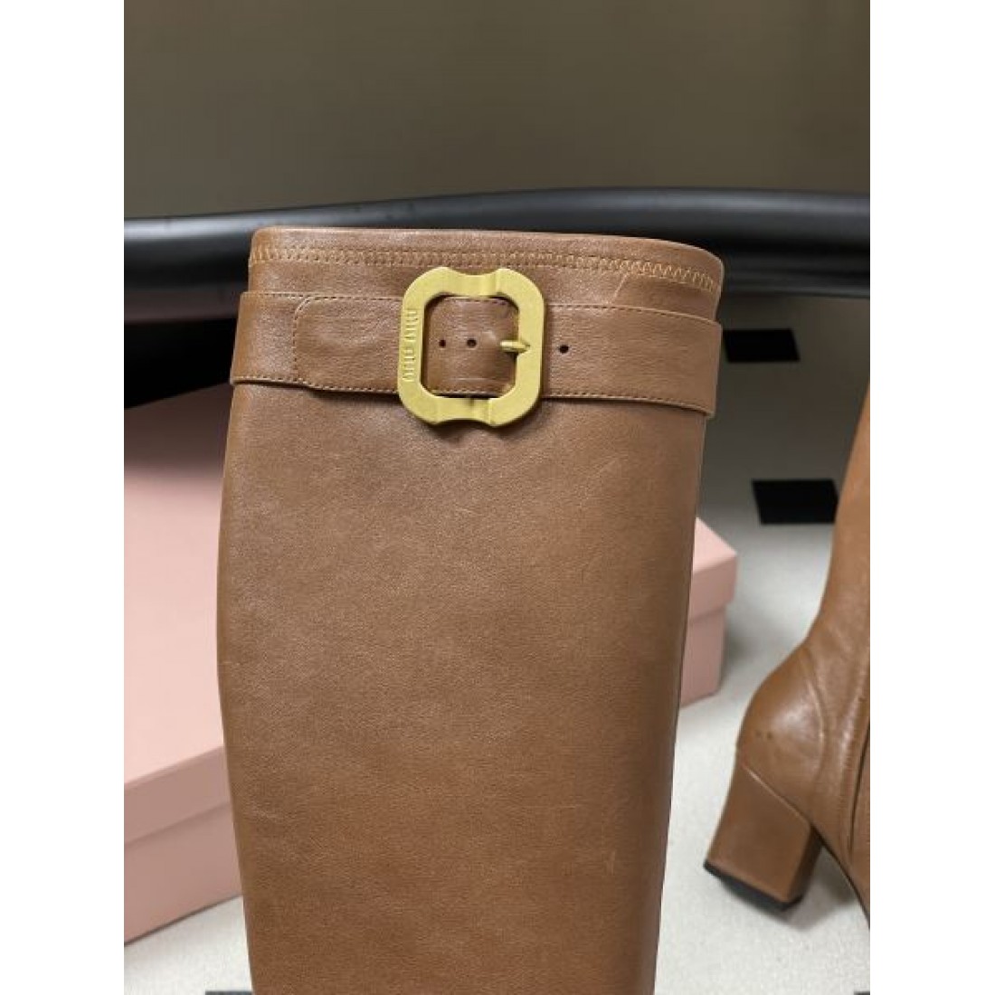  アーキテクチャルな 立体感のある グラマラスな PRADA プラダ コピー ブーツ 存在感のある