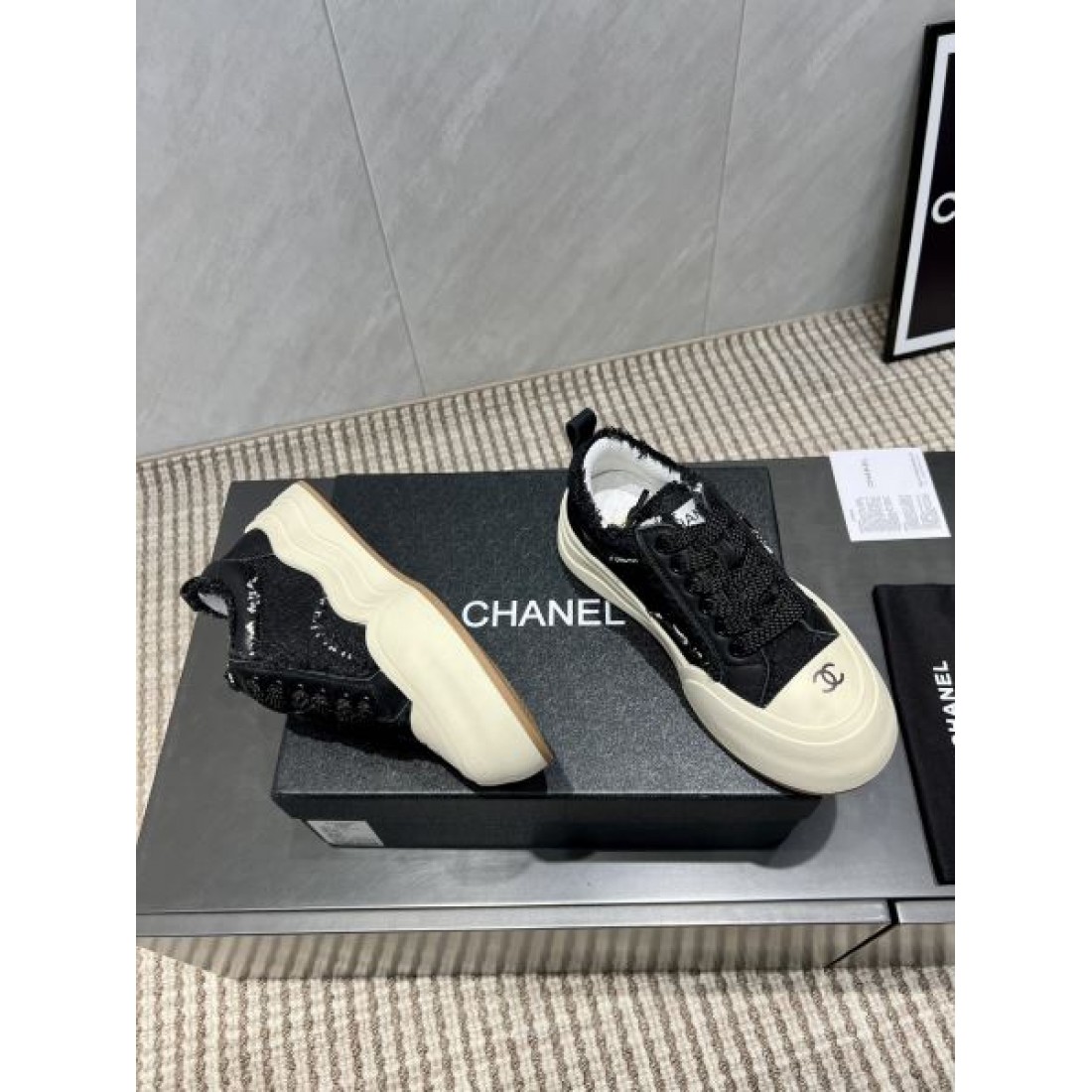 典雅な ミニマルな 光沢ある CHANEL シャネル コピー カジュアルシューズ シックな 