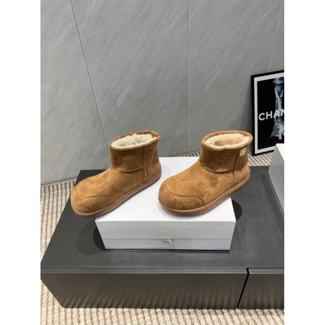 革新的な 知的な 都会的な LOEWE ロエベ コピー カジュアルシューズ しなやかな 味わい深い