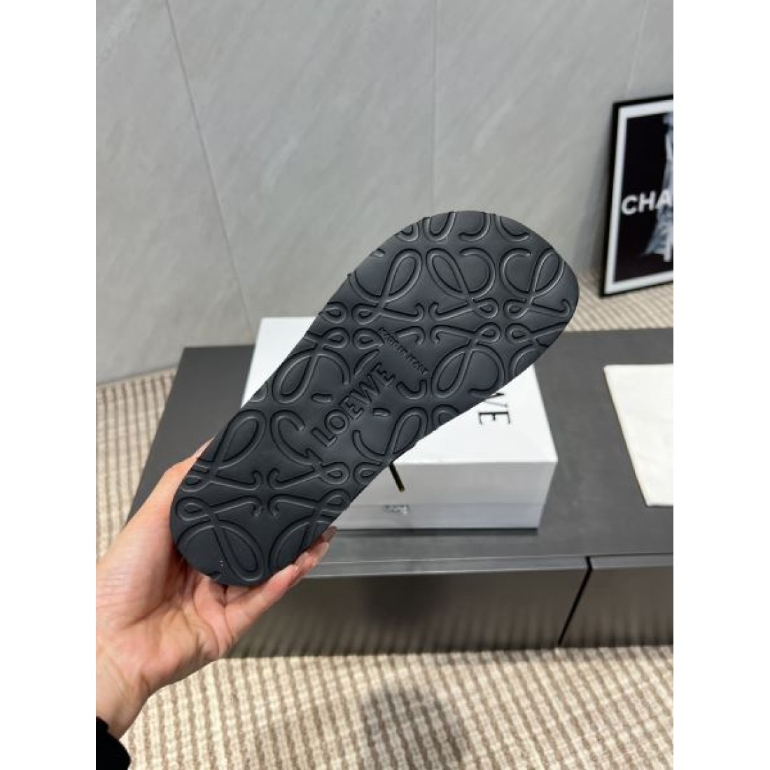 芸術的 柔らか 洗練された LOEWE ロエベ コピー カジュアルシューズ 静かな高級感 すっきり 落ち着いた
