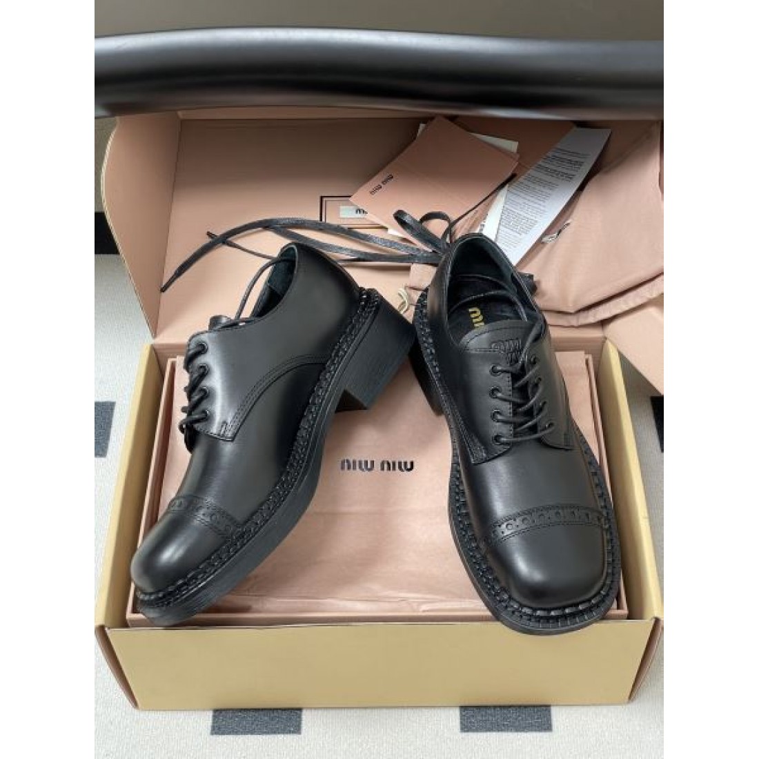  可憐 ガーリー 繊細 MIU MIU ミュウミュウ コピー カジュアルシューズ フェミニン おしゃれ 柔和