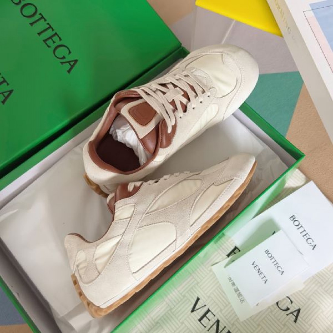 重厚感 モダン 高級感 BOTTEGA VENETA ボッテガヴェネタ コピー スニーカー シック 静かな存在感 