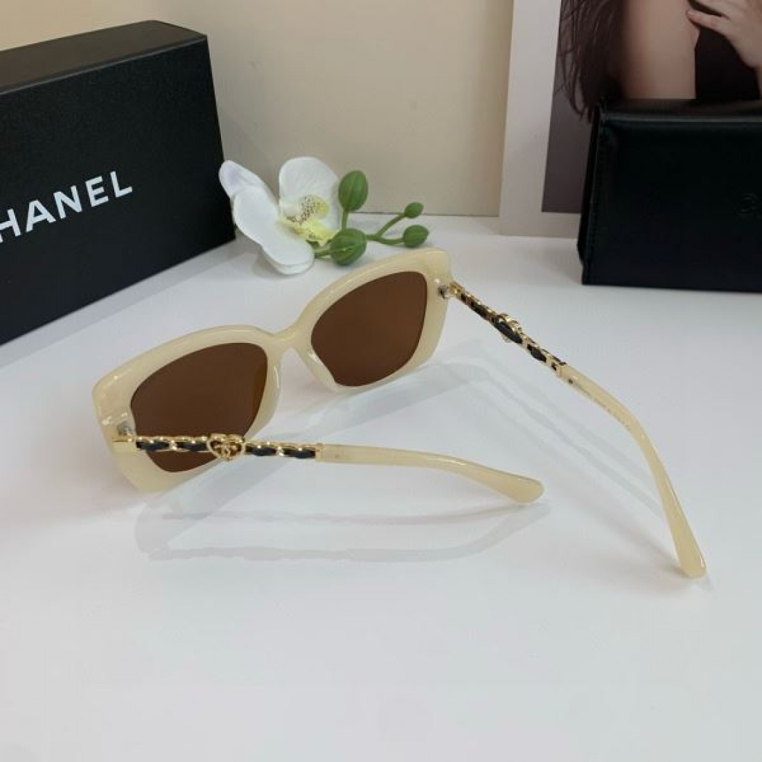 モノクロ グラマラス シャープ シャネル CHANEL コピー サングラス クール 知的 都会