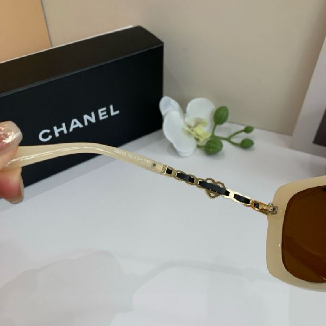 モノクロ グラマラス シャープ シャネル CHANEL コピー サングラス クール 知的 都会