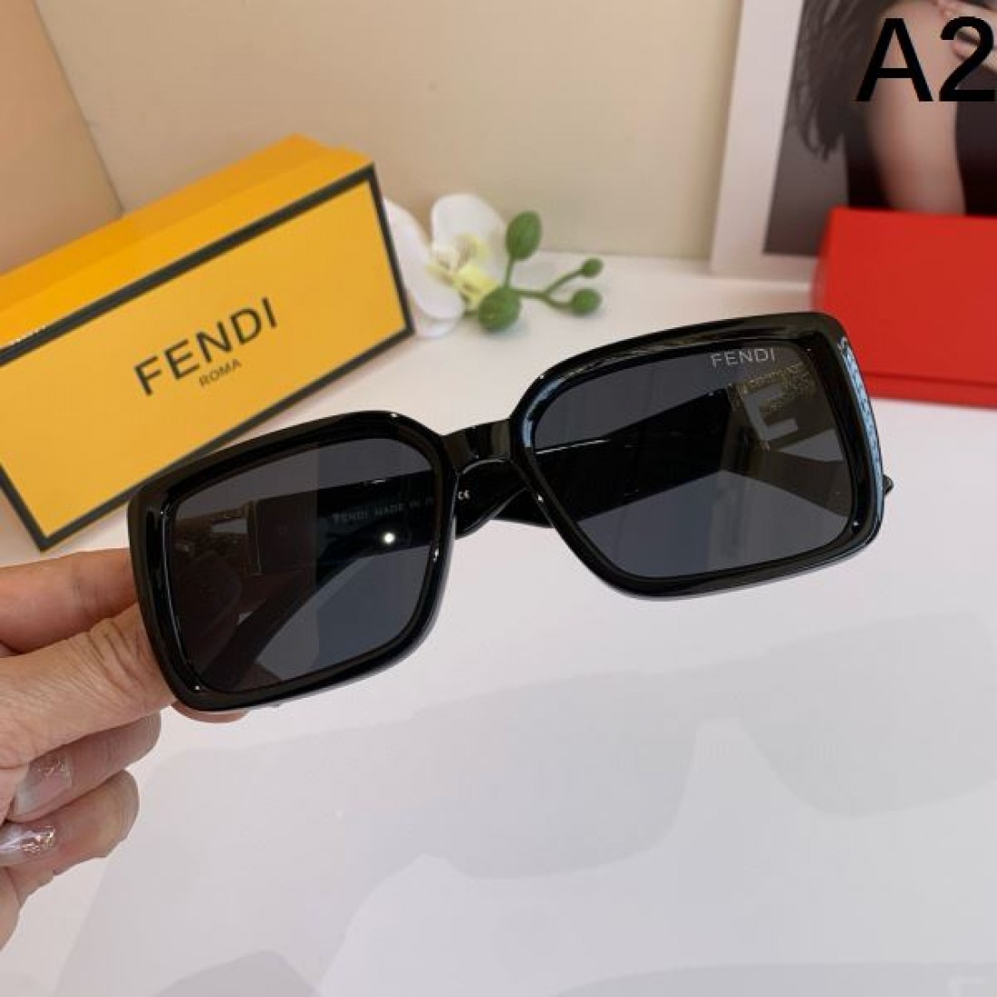  プレイフルな ロゴが印象的な 都会的な フェンディ FENDI コピー サングラス 遊び心のある