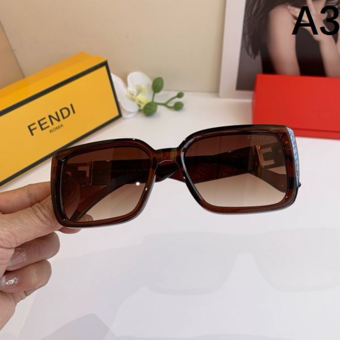  プレイフルな ロゴが印象的な 都会的な フェンディ FENDI コピー サングラス 遊び心のある