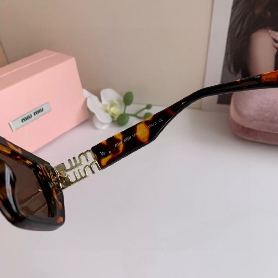 アーティスティックな 独創的な 色鮮やかな MIU MIU ミュウミュウ コピー サングラス