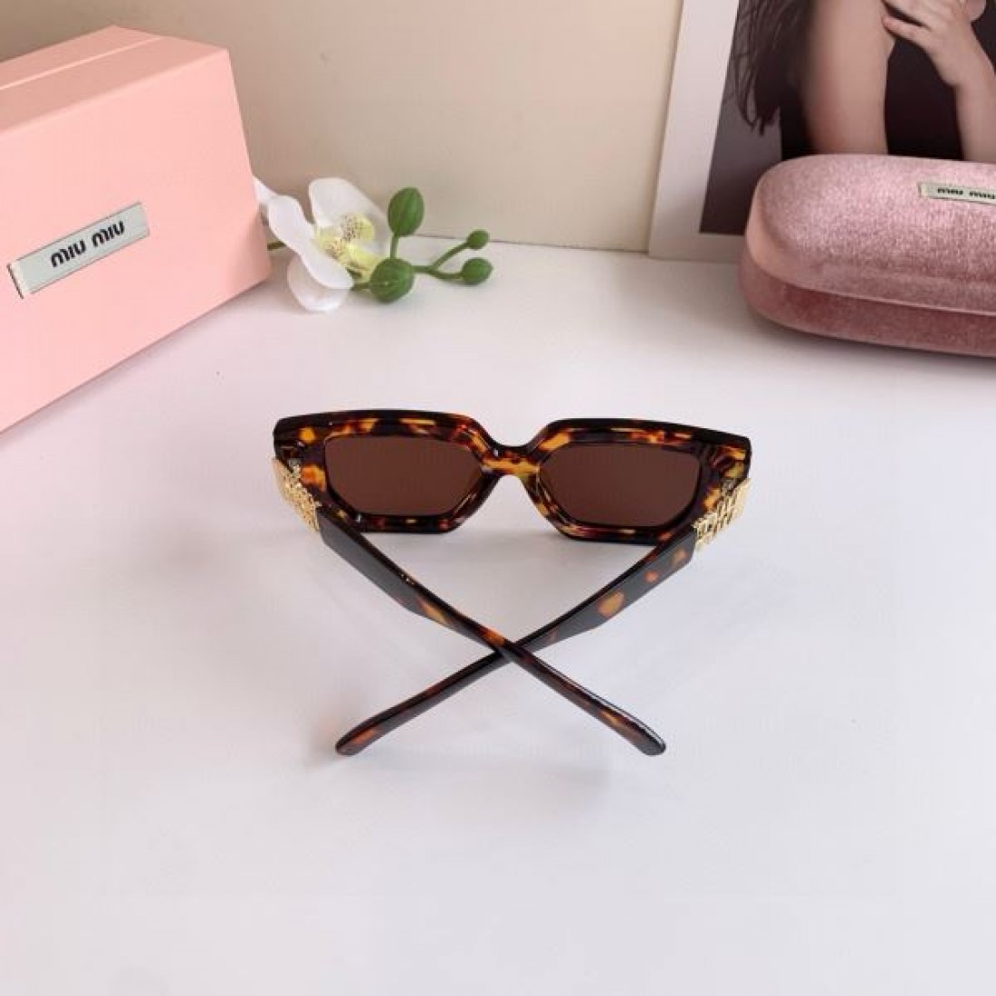 アーティスティックな 独創的な 色鮮やかな MIU MIU ミュウミュウ コピー サングラス