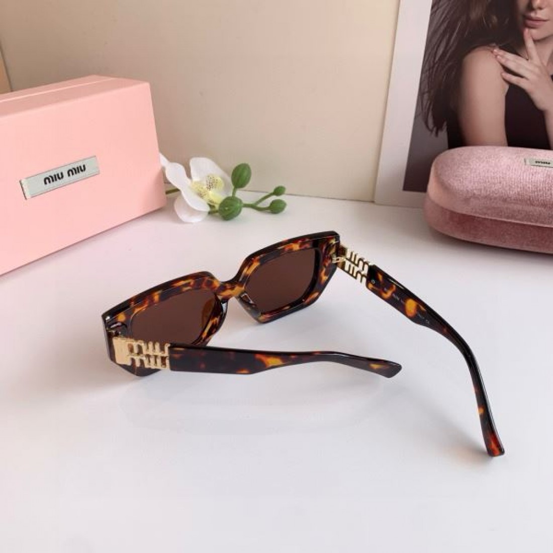 アーティスティックな 独創的な 色鮮やかな MIU MIU ミュウミュウ コピー サングラス