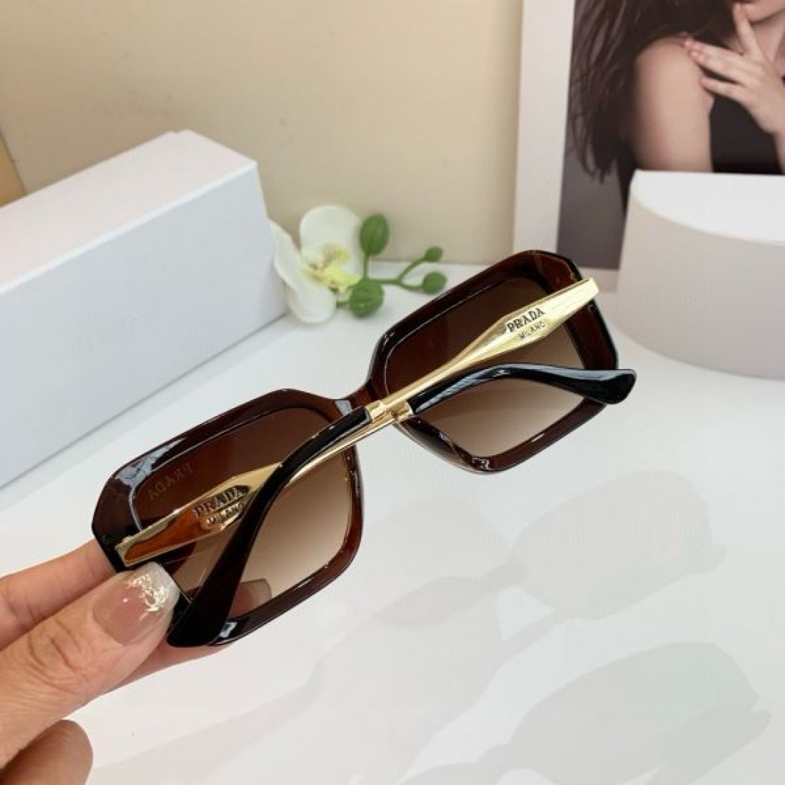 クラシックな シックな 上質な PRADA プラダ コピー サングラス 落ち着いた 飽きの来ない