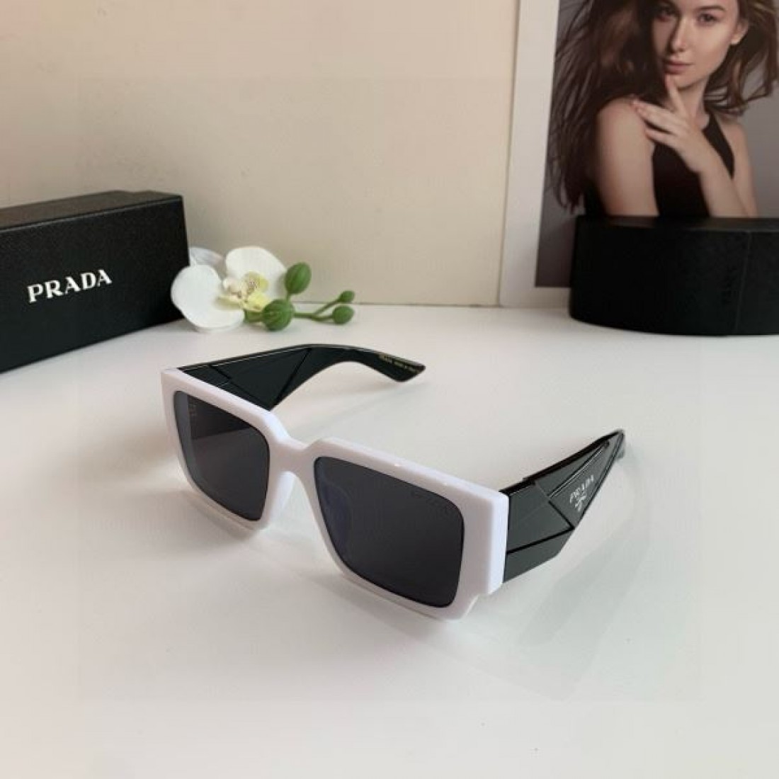 未来的な 建築的な シャープな PRADA プラダ コピー サングラス モダンな 軽やかな 