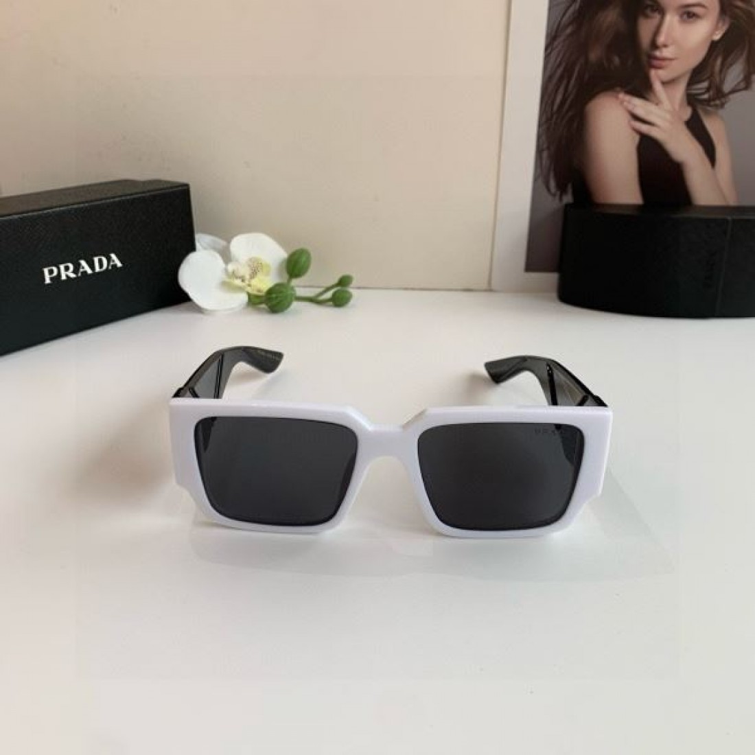 未来的な 建築的な シャープな PRADA プラダ コピー サングラス モダンな 軽やかな 