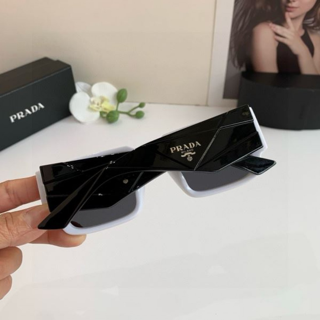 未来的な 建築的な シャープな PRADA プラダ コピー サングラス モダンな 軽やかな 