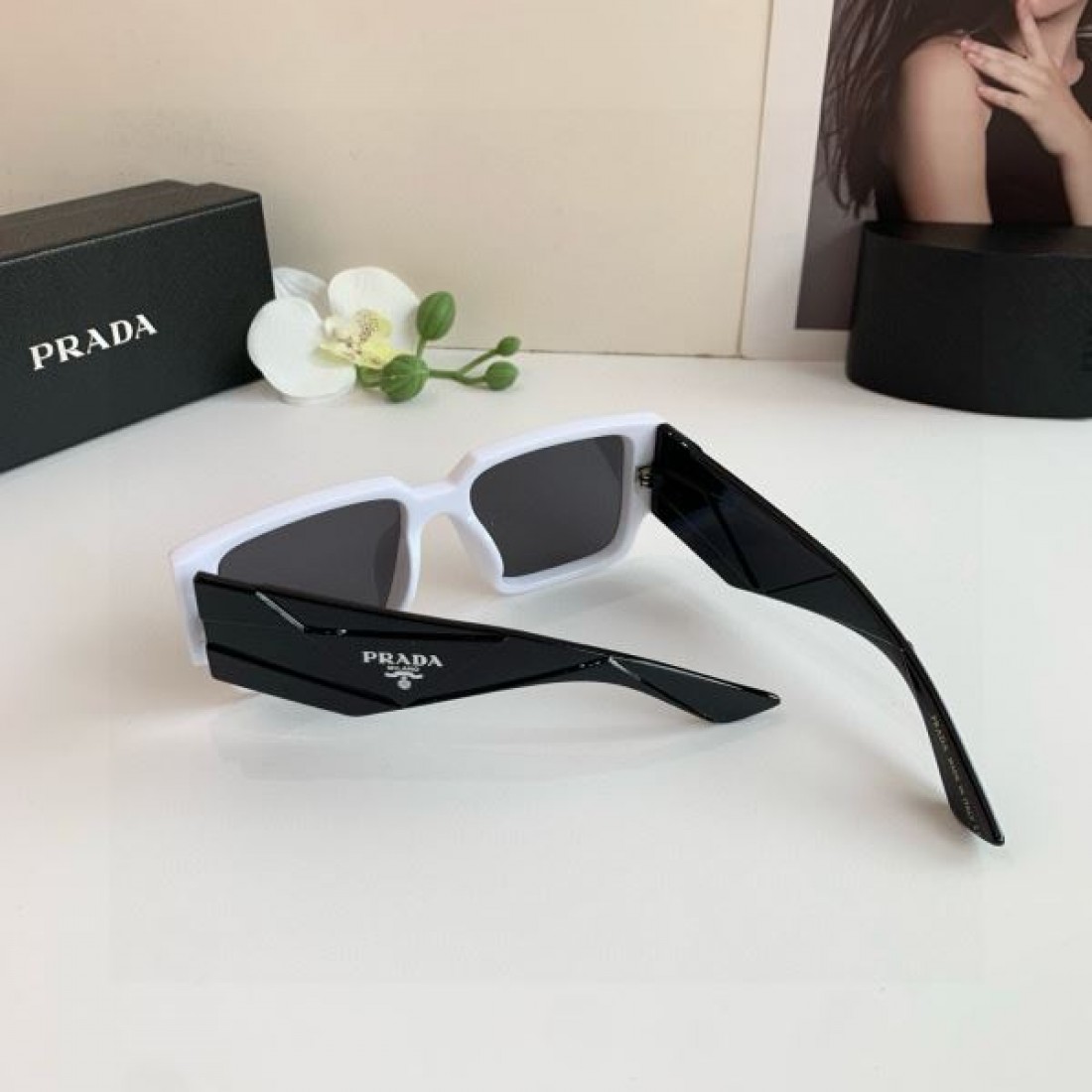 未来的な 建築的な シャープな PRADA プラダ コピー サングラス モダンな 軽やかな 