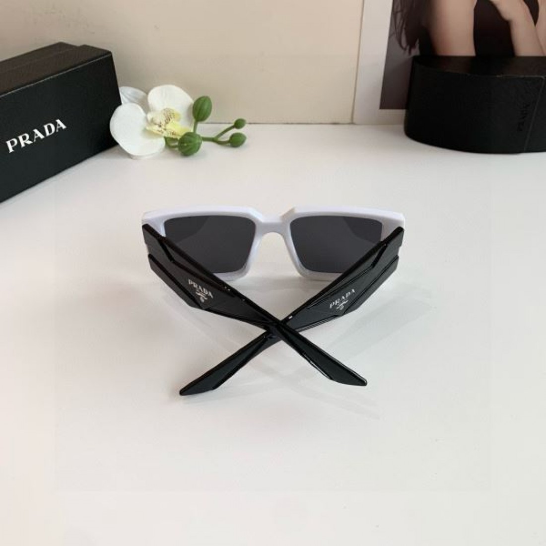 未来的な 建築的な シャープな PRADA プラダ コピー サングラス モダンな 軽やかな 