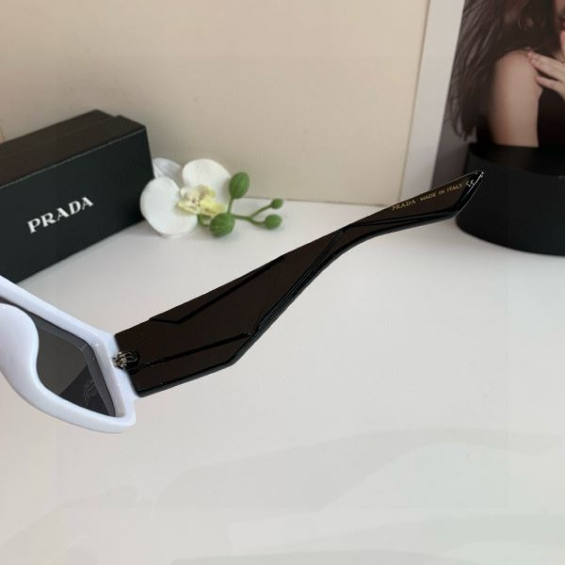 未来的な 建築的な シャープな PRADA プラダ コピー サングラス モダンな 軽やかな 