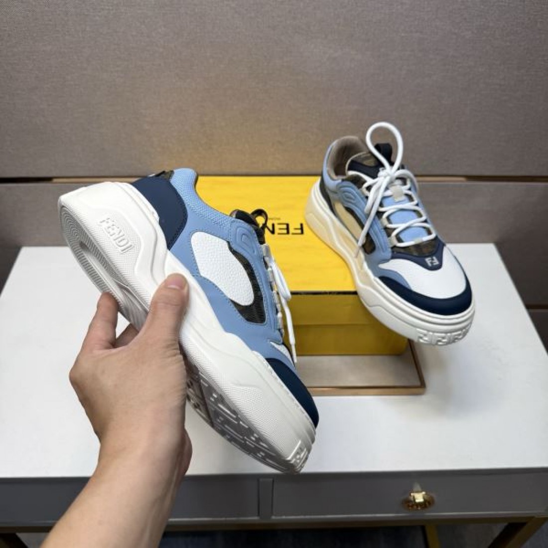  スタイリッシュ 個性派 フェンディ FENDI コピー カジュアルシューズ 都会的 旬