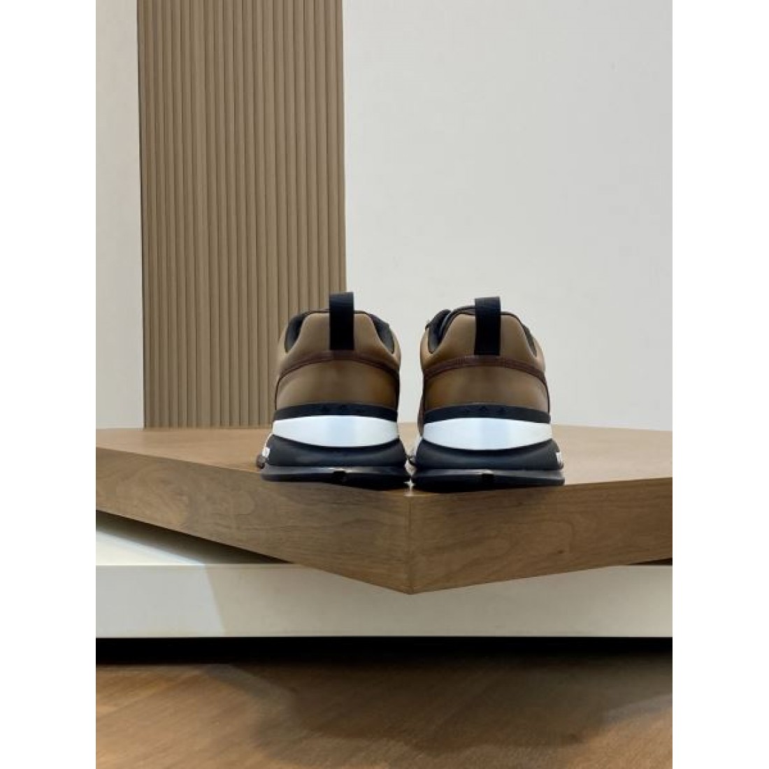 洗練 モノグラム 旅情 LOUIS VUITTON ルイヴィトン コピー カジュアルシューズ 気品 