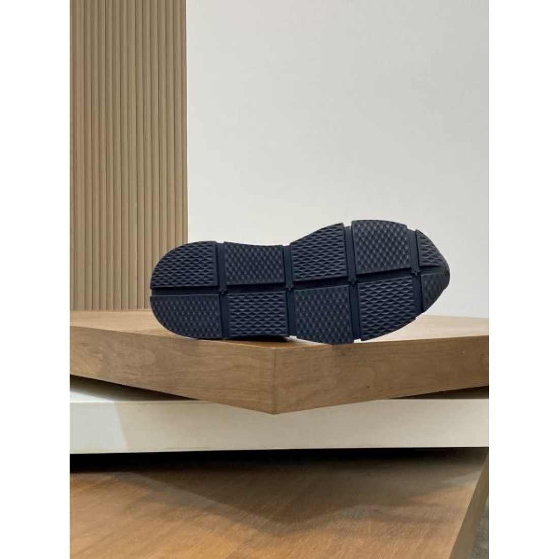 洗練 モノグラム 旅情 LOUIS VUITTON ルイヴィトン コピー カジュアルシューズ 気品 