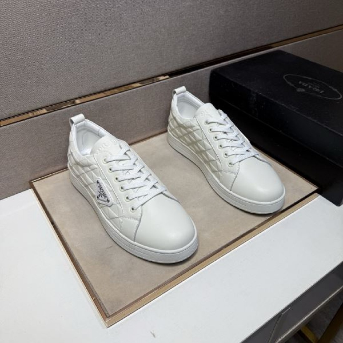 スタイリッシュ 軽快 PRADA プラダ コピー カジュアルシューズ 柔軟 心地良い