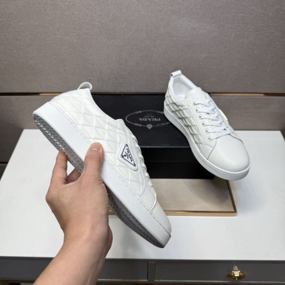 スタイリッシュ 軽快 PRADA プラダ コピー カジュアルシューズ 柔軟 心地良い