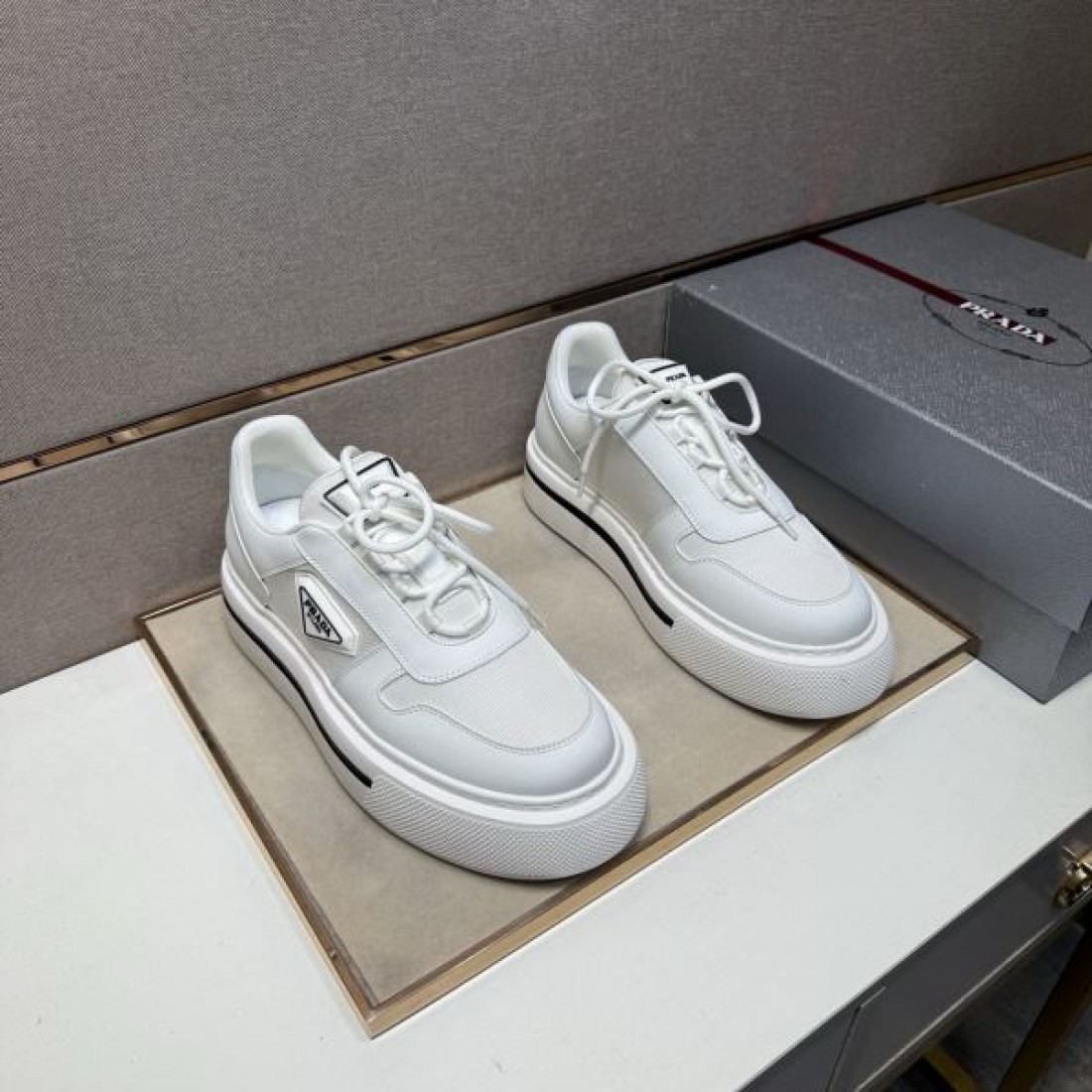  上品 モダン PRADA プラダ コピー カジュアルシューズ 快適 高品質