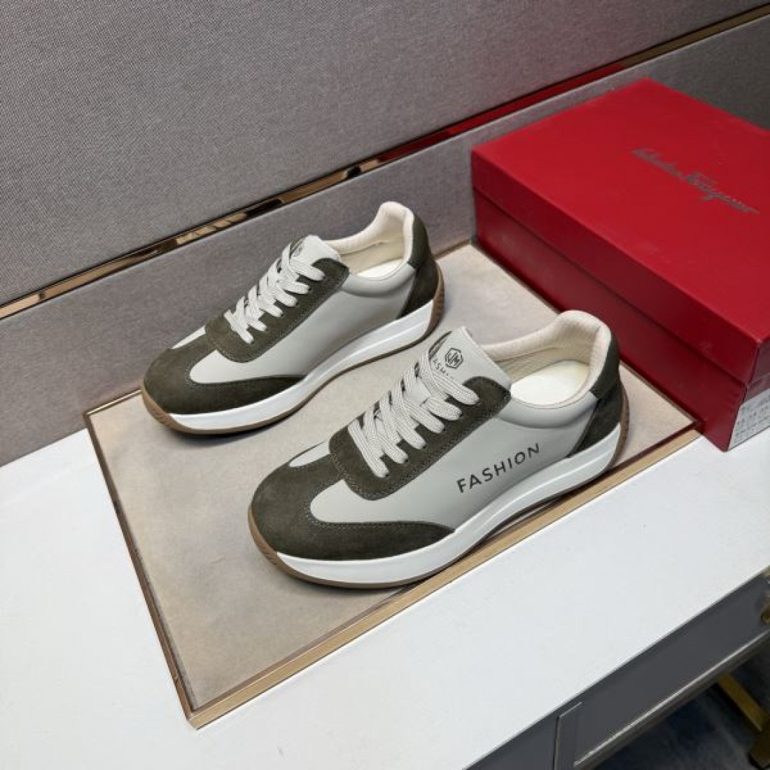 スカルプチャード レザー リッチ FERRAGAMO サルヴァトーレ フェラガモ コピー スニーカー