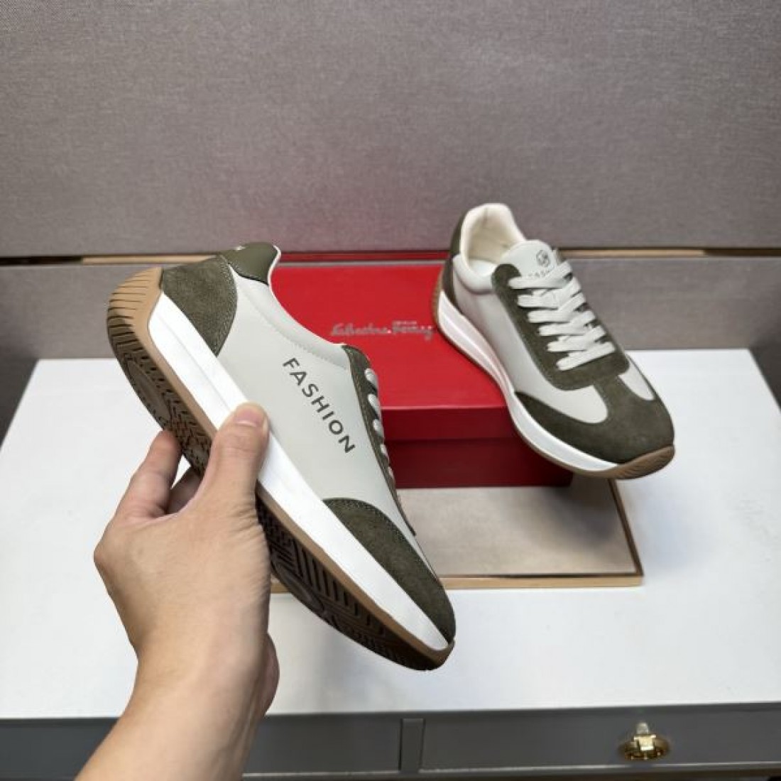 スカルプチャード レザー リッチ FERRAGAMO サルヴァトーレ フェラガモ コピー スニーカー