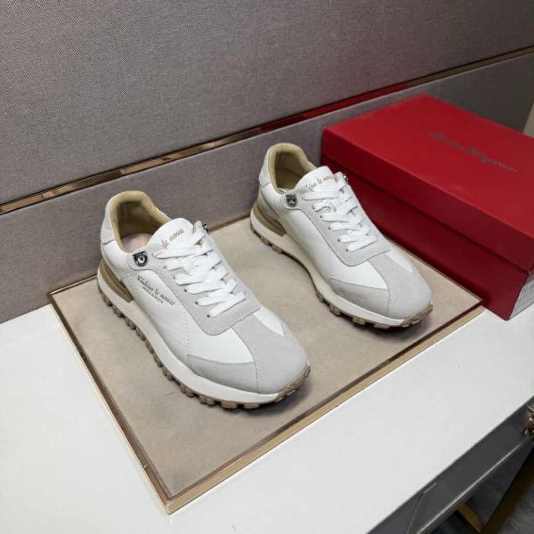  クラシック ガンチーニ ラグジュアリー FERRAGAMO サルヴァトーレ フェラガモ コピー スニーカー