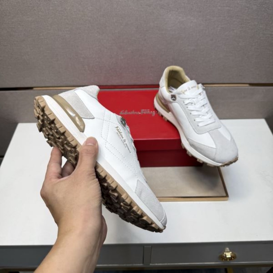  クラシック ガンチーニ ラグジュアリー FERRAGAMO サルヴァトーレ フェラガモ コピー スニーカー