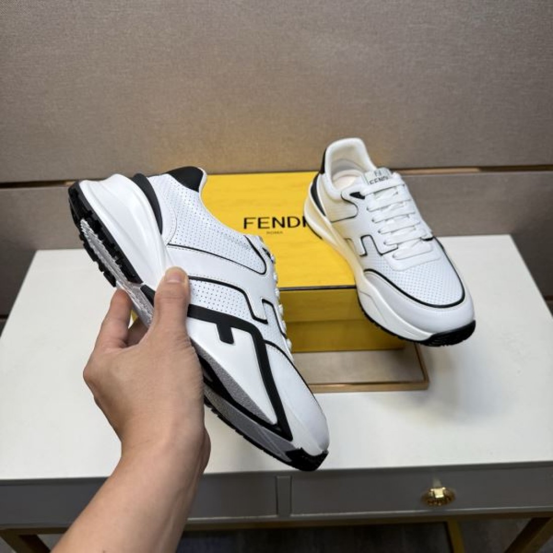  ロゴマニアクス ビンテージ ストリート FENDI フェンディ コピー スニーカー 個性的 レトロ 