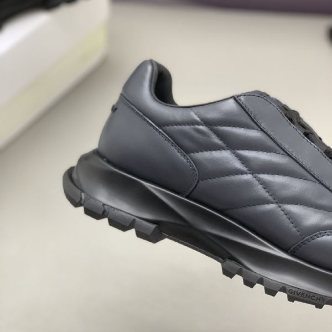 4Gロゴ 大胆 グラマラス GIVENCHY ジバンシィ コピー スニーカー 圧巻 魅力的 特別