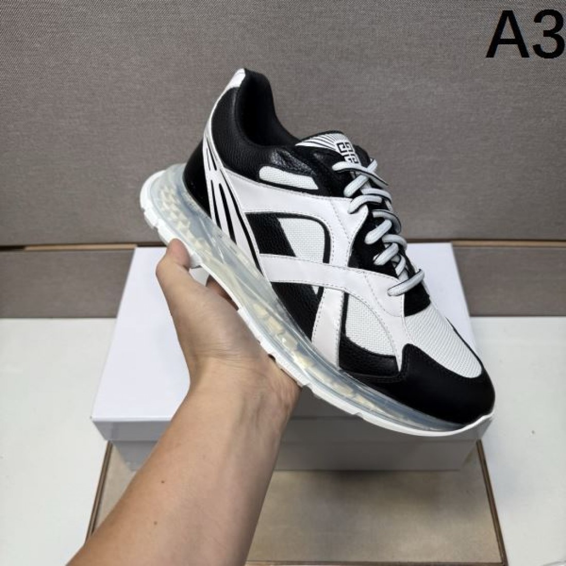 ゴシック シャープ モノクロ GIVENCHY ジバンシィ コピー スニーカー クール エッジ 