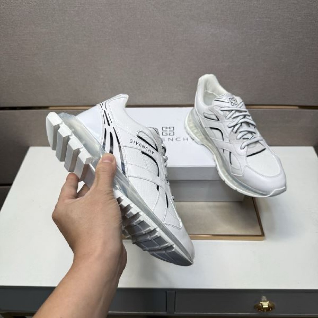 ゴシック シャープ モノクロ GIVENCHY ジバンシィ コピー スニーカー クール エッジ 