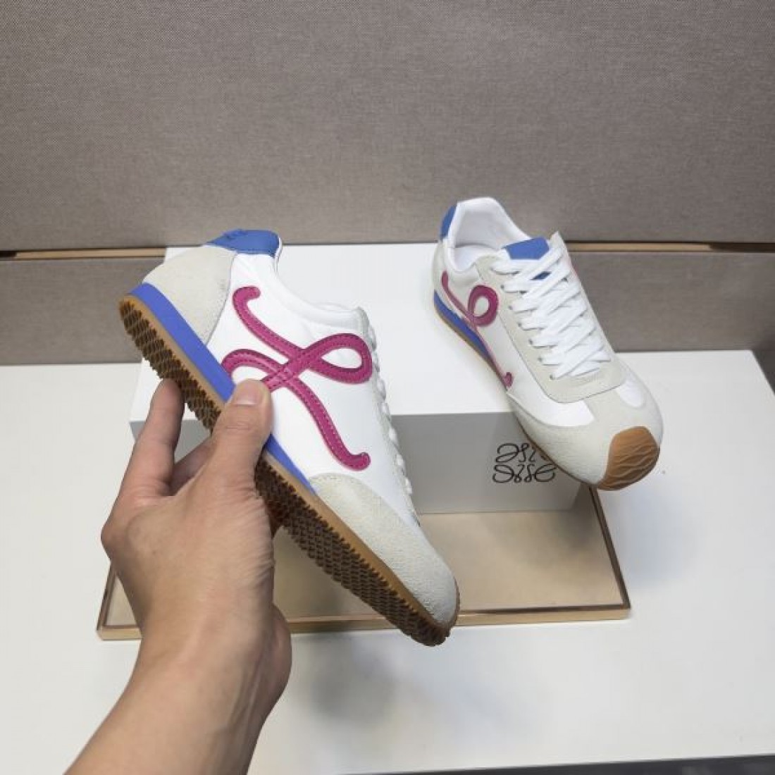 アナグラム レザー 洗練 LOEWE ロエベ コピー スニーカー 上質 気品 モダン