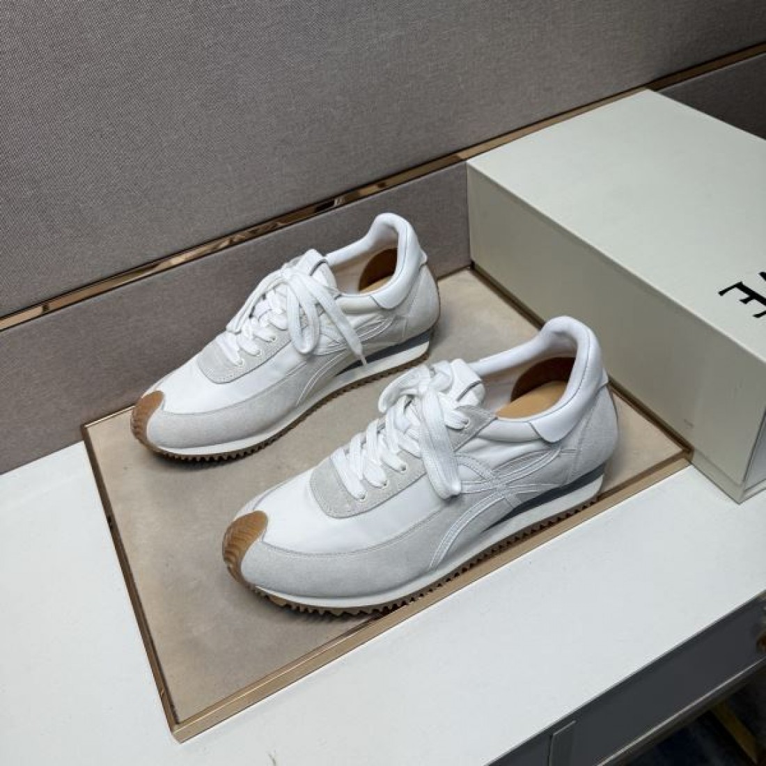 アーティスティック 彫塑的 独創的 LOEWE ロエベ コピー スニーカー しなやか 味わい 