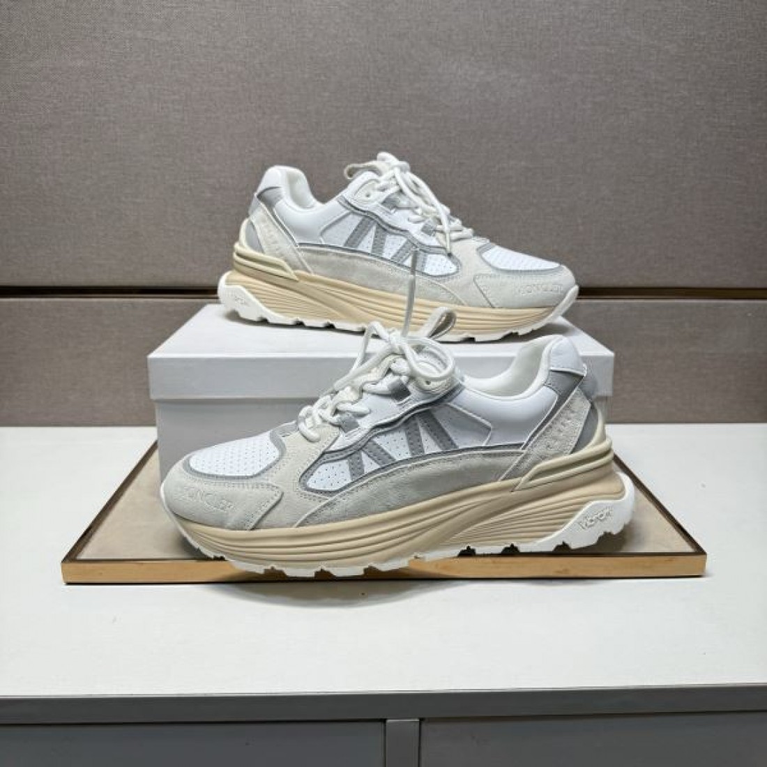 プレミアム ダウン スポーティ MONCLER モンクレール コピー スニーカー 高性能 気軽 