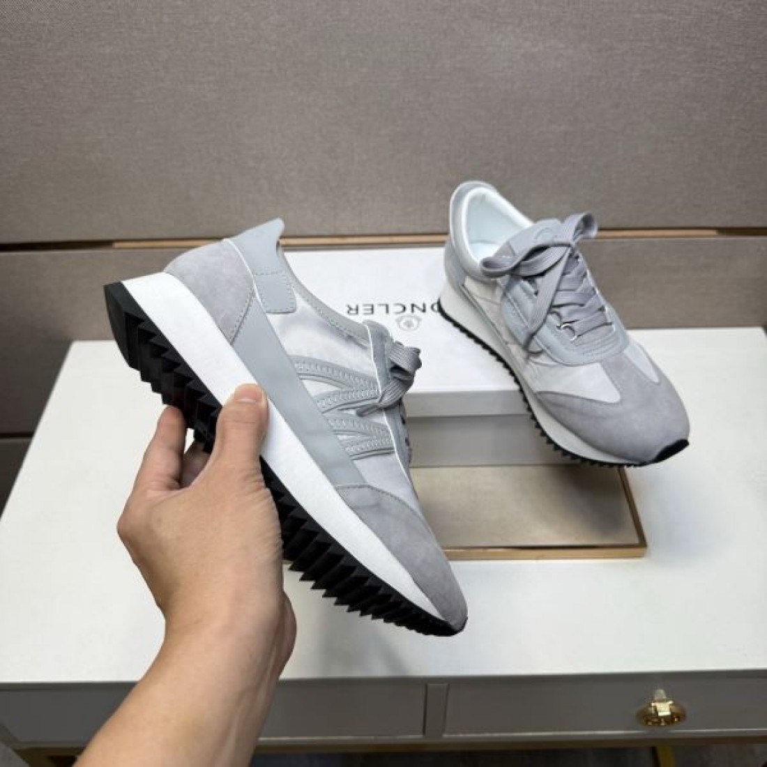 テクニカル モダン スタイリッシュ MONCLER モンクレール コピー スニーカー 都会的 洗練 