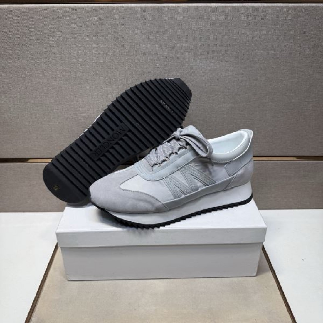 テクニカル モダン スタイリッシュ MONCLER モンクレール コピー スニーカー 都会的 洗練 