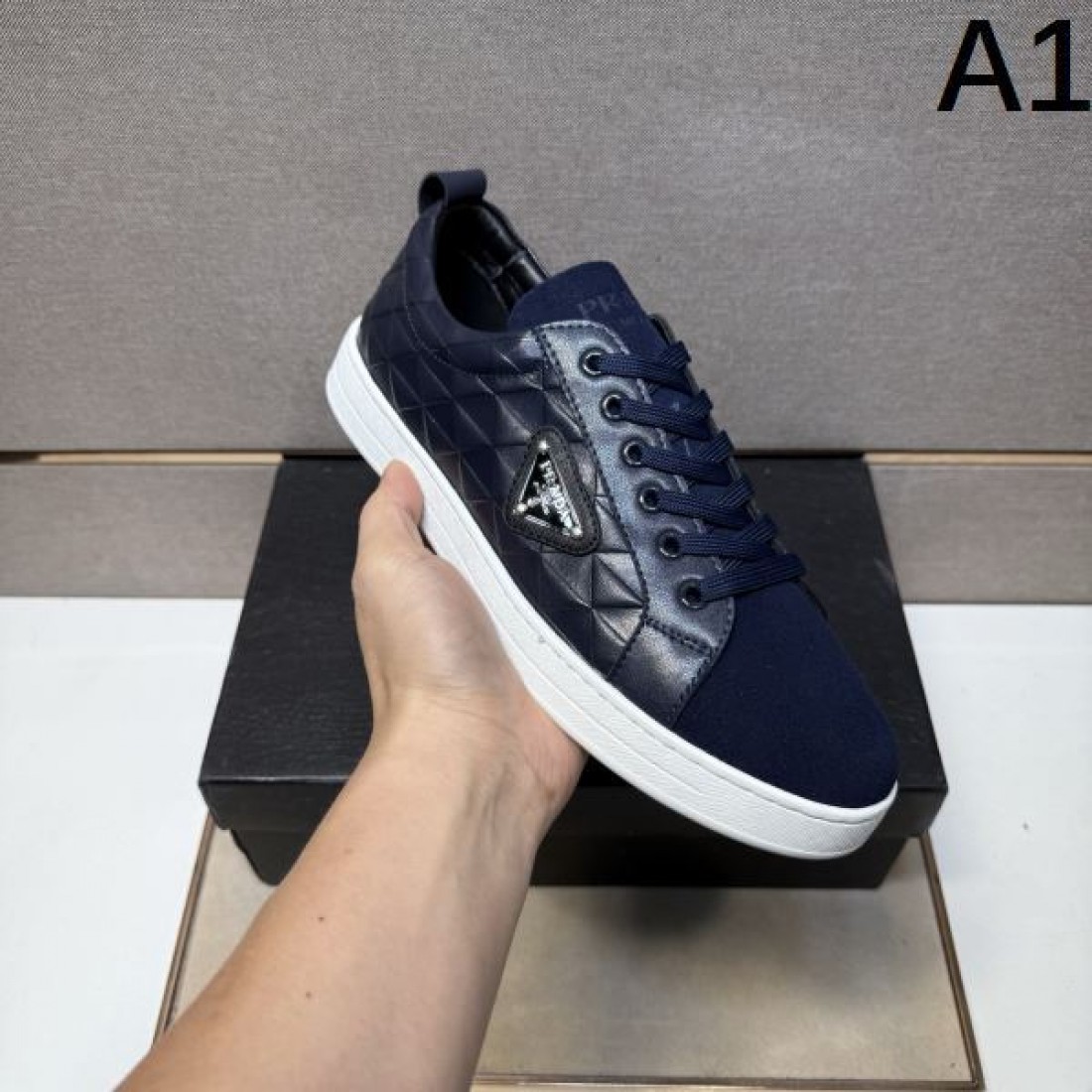 スタイリッシュ 軽量 PRADA プラダ コピー スニーカー 通気性 柔軟