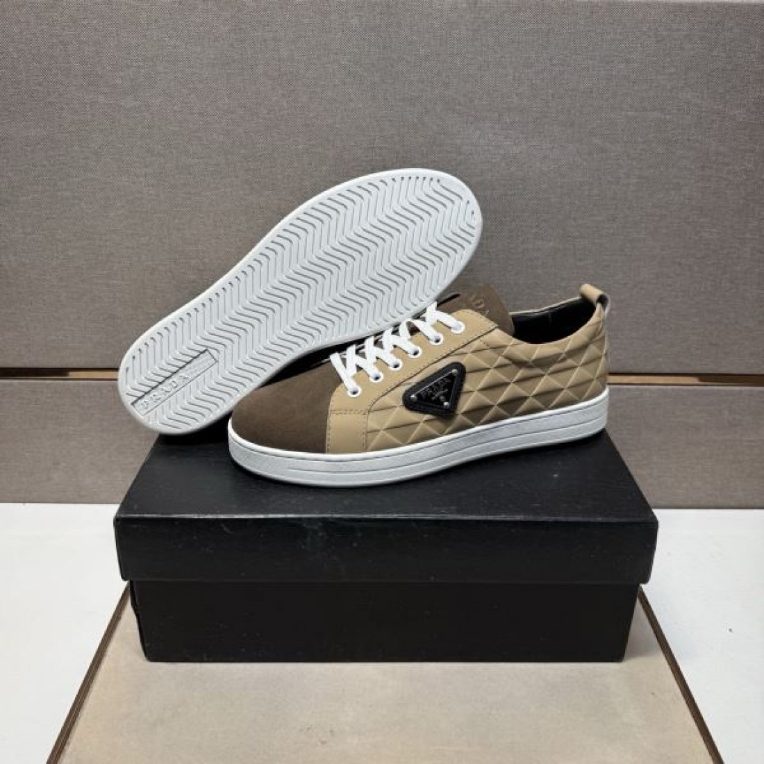 スタイリッシュ 軽量 PRADA プラダ コピー スニーカー 通気性 柔軟