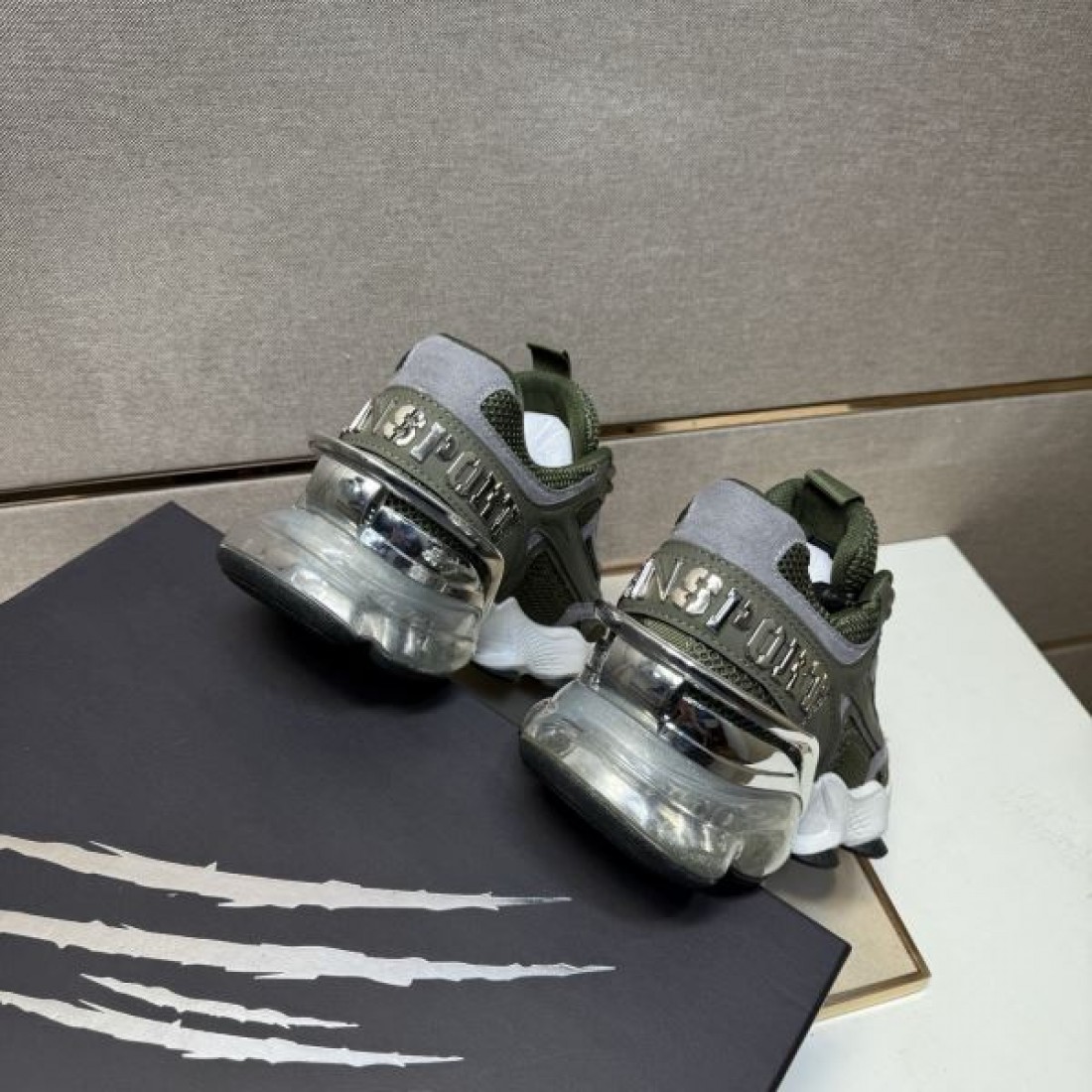 スポーティ 洗練 PHILIPP PLEIN フィリッププレイン コピー スニーカー 迫力 高級感