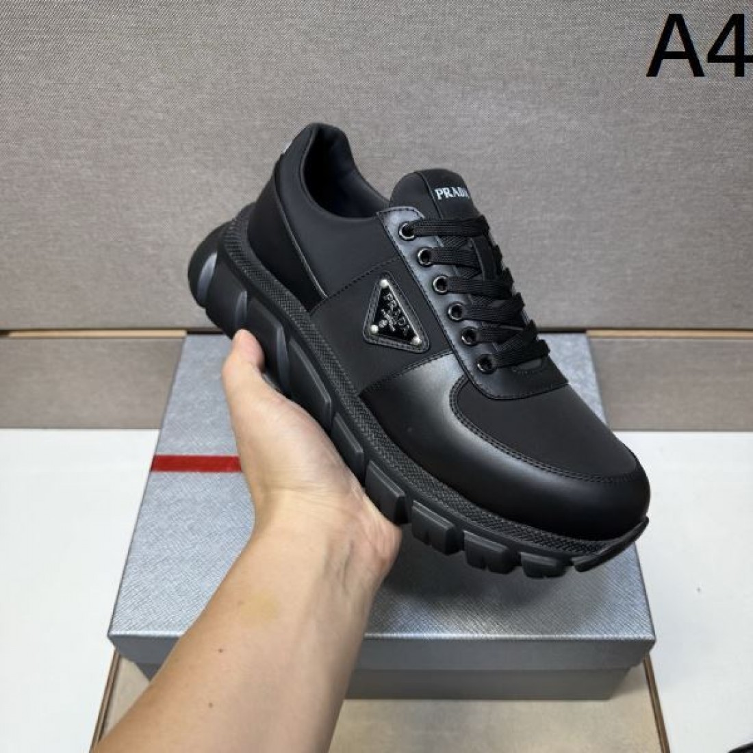 軽量 快適 PRADA プラダ コピー スニーカー 高性能 通気性