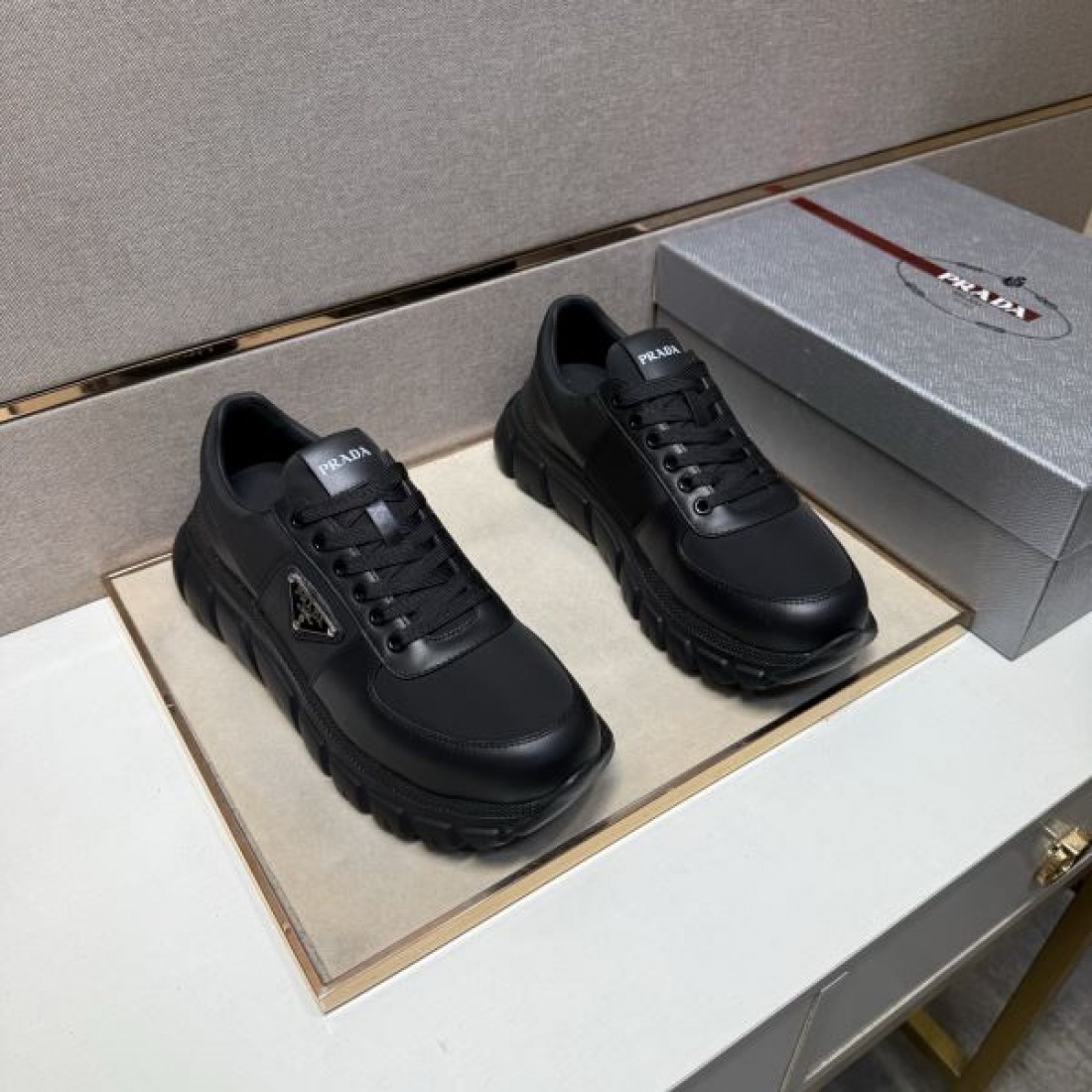軽量 快適 PRADA プラダ コピー スニーカー 高性能 通気性