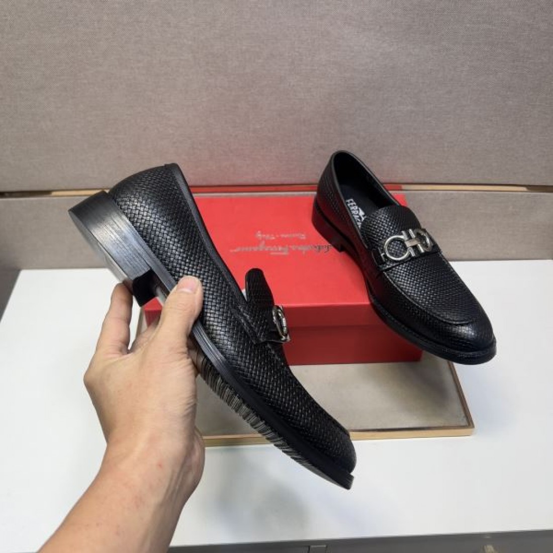 ヴァラ ライン エレガント FERRAGAMO サルヴァトーレ フェラガモ コピー ビジネスシューズ 洗練